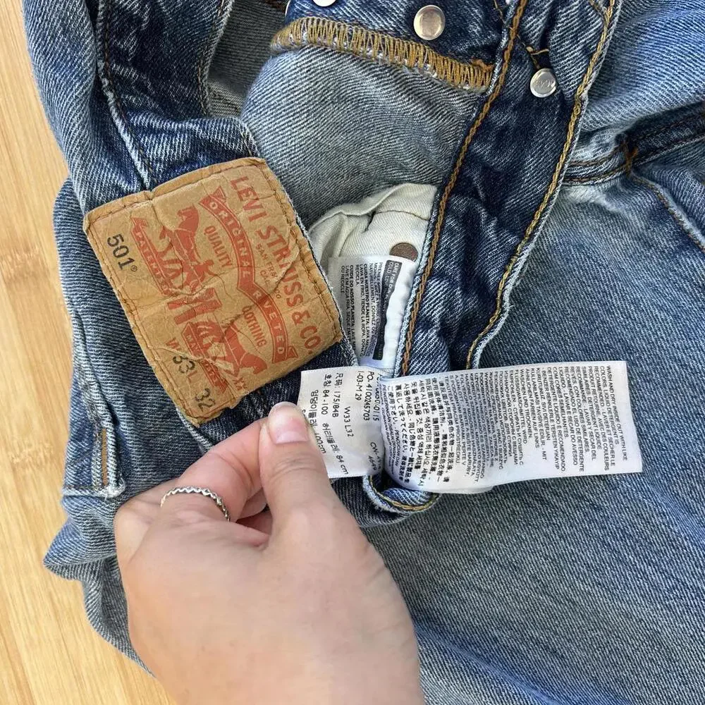 Levi’s 501 Jeans Men’s 32x32 Straight Leg Blue Denim Small Stain Tiny Hole